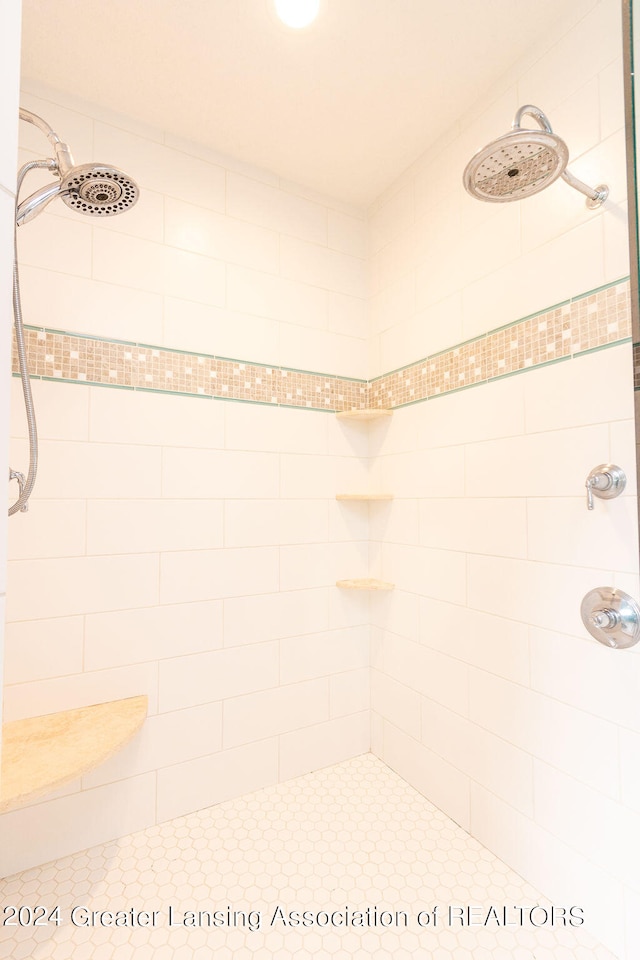 bathroom featuring a tile shower