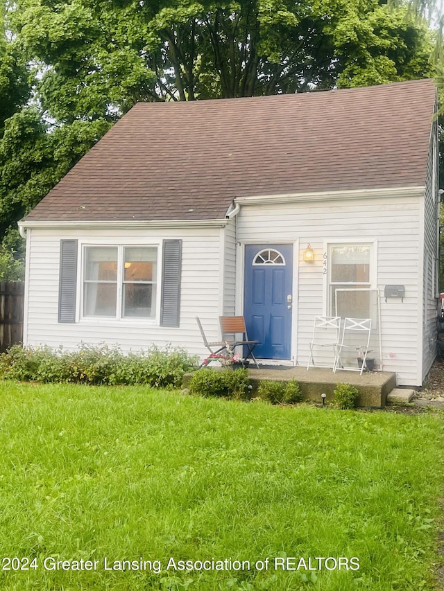 view of front of house featuring a front lawn