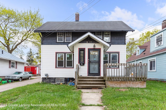 view of front of house featuring a front lawn