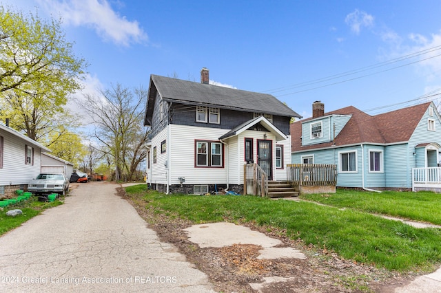 view of front of property featuring a front yard