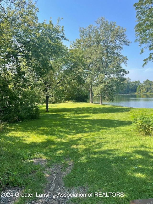 view of yard featuring a water view