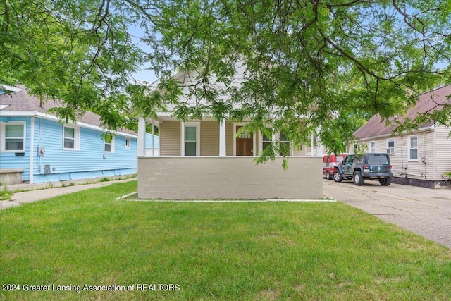 view of front facade featuring a front yard