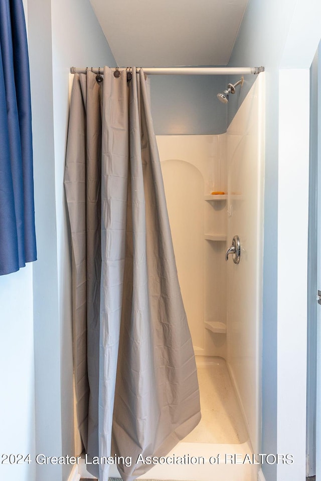 411 N Scott Dr, Farwell, MI 48622 - full bath featuring curtained shower