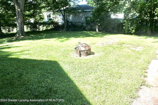 view of yard featuring a fire pit