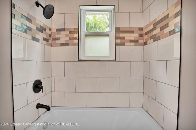 bathroom featuring tiled shower / bath combo