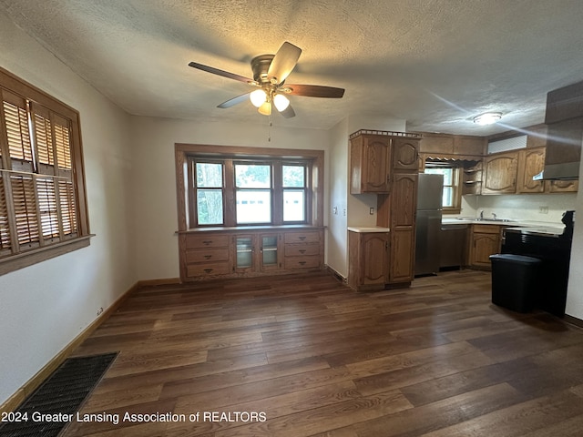 kitchen with sink, ceiling fan, stainless steel fridge, a textured ceiling, and dark hardwood / wood-style flooring