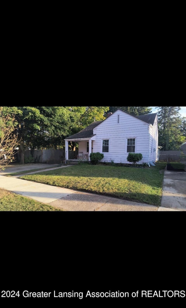 view of front of house with a front yard