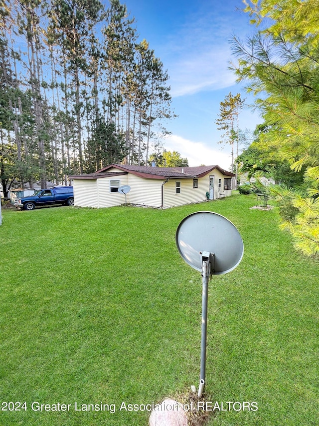 view of front of property with a front lawn