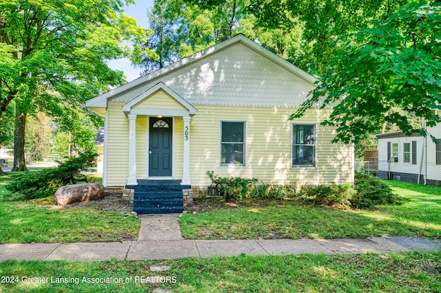 bungalow-style house with a front yard