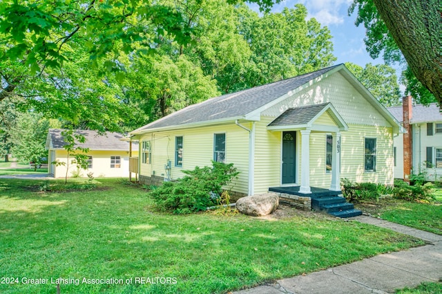 view of front of house with a front lawn