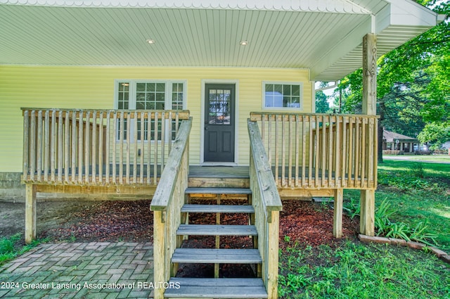 entrance to property featuring covered porch