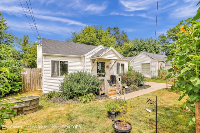 bungalow featuring a front yard