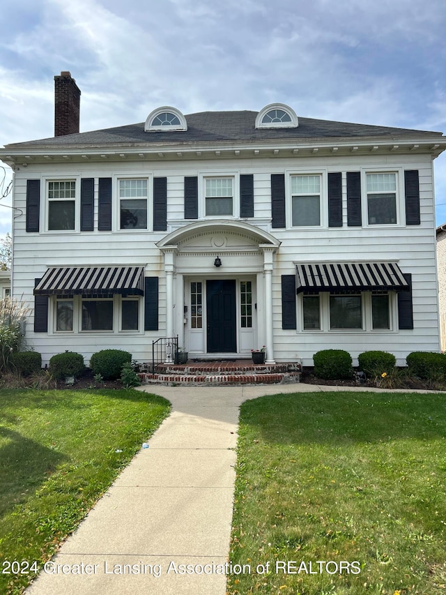 view of front of property with a front yard