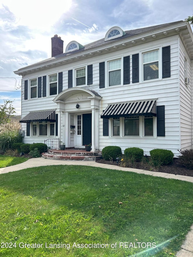 view of front facade with a front lawn