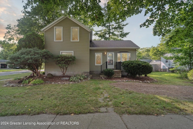 traditional-style house featuring a front lawn