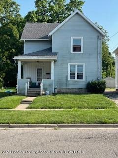 view of front of home with a front lawn