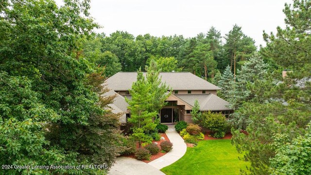 view of front of property featuring a front lawn