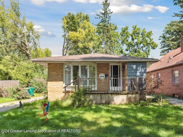 view of front of property featuring a front lawn