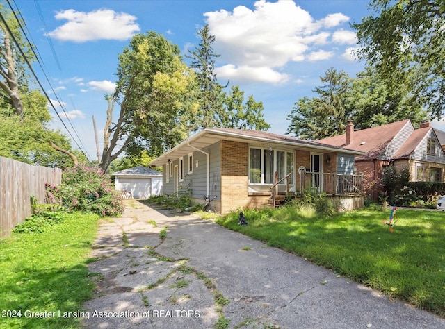 view of front facade featuring a front lawn, an outdoor structure, and a garage