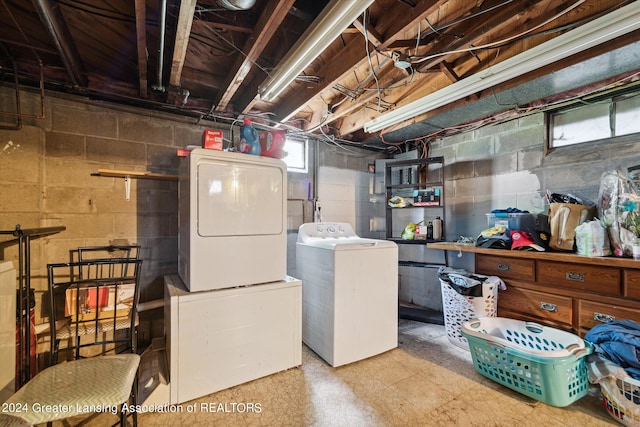 basement featuring washer and clothes dryer