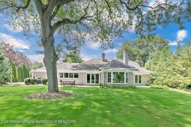 ranch-style house featuring a front yard