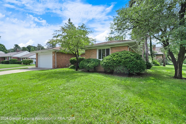 view of front of property featuring a front lawn and a garage