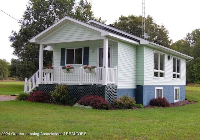 view of front of home featuring covered porch and a front lawn