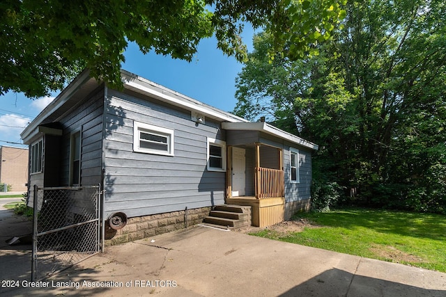 view of front of home with a porch and a front lawn