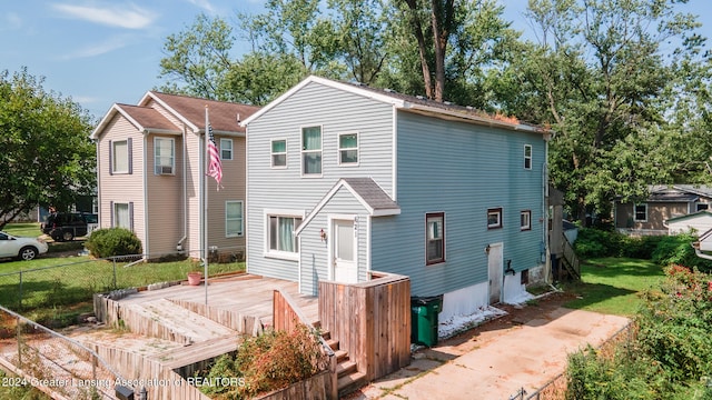 view of front of home featuring a front yard