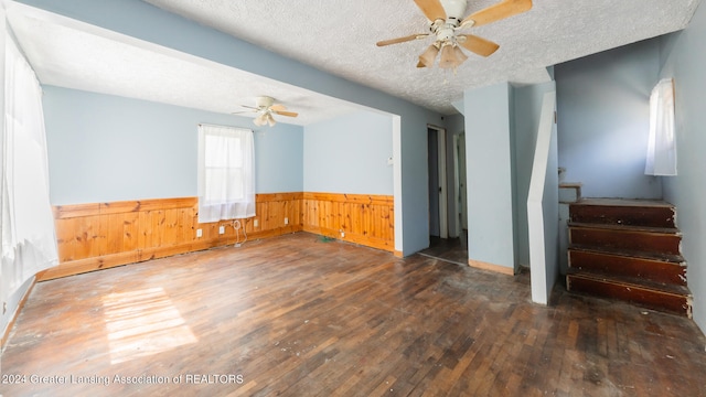 spare room featuring ceiling fan, dark hardwood / wood-style floors, and a textured ceiling