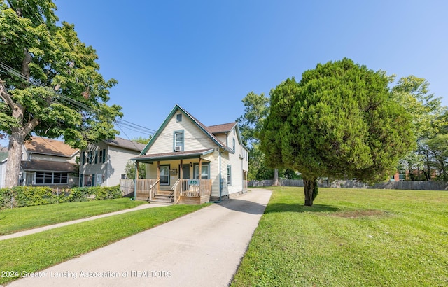 view of front of property featuring a front yard and a porch