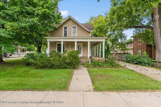 view of front facade featuring a front yard and covered porch