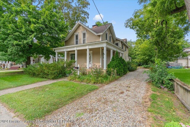 view of front facade with a porch and a front lawn