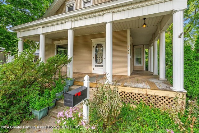 property entrance featuring a porch