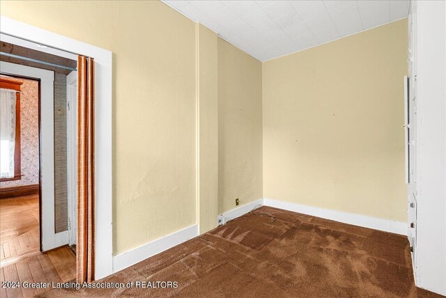 unfurnished room with carpet