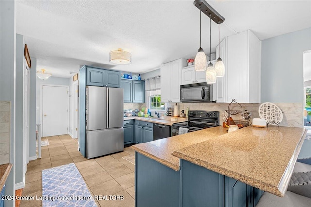 kitchen with kitchen peninsula, decorative light fixtures, backsplash, black appliances, and a kitchen breakfast bar