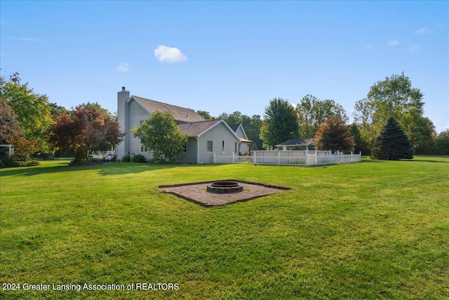 view of yard featuring an outdoor fire pit