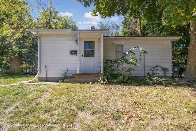 view of front facade with a front yard