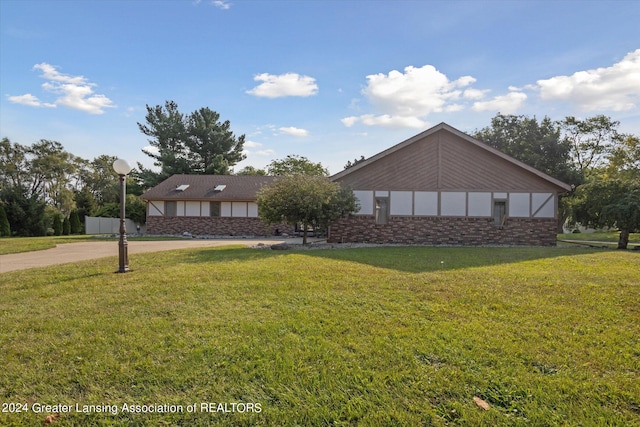 view of front of home featuring a front lawn