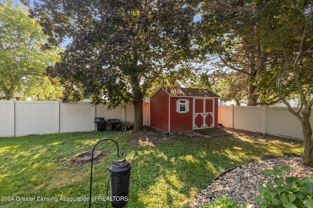 view of yard with a storage unit