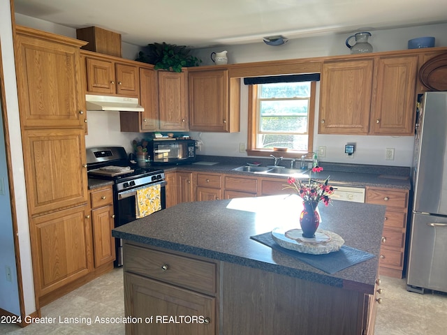 kitchen featuring appliances with stainless steel finishes, a center island, and sink