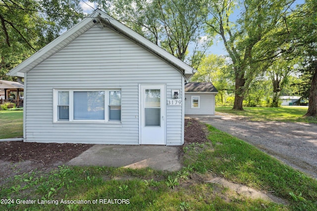 view of front of property with a front lawn