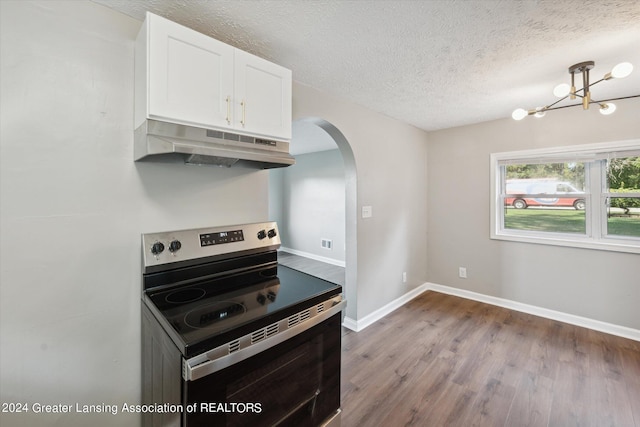 kitchen featuring white cabinetry, stainless steel range with electric cooktop, light hardwood / wood-style flooring, a textured ceiling, and a chandelier