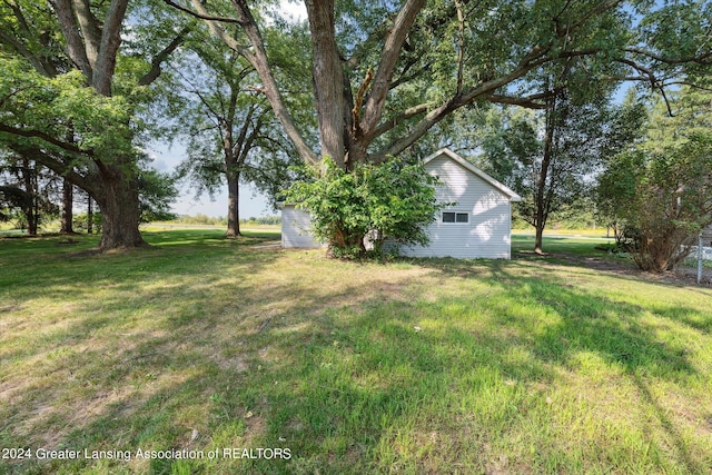 view of yard featuring an outbuilding