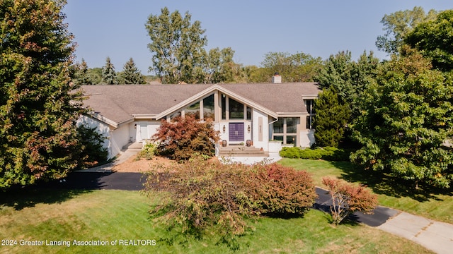 view of front facade with a garage and a front yard