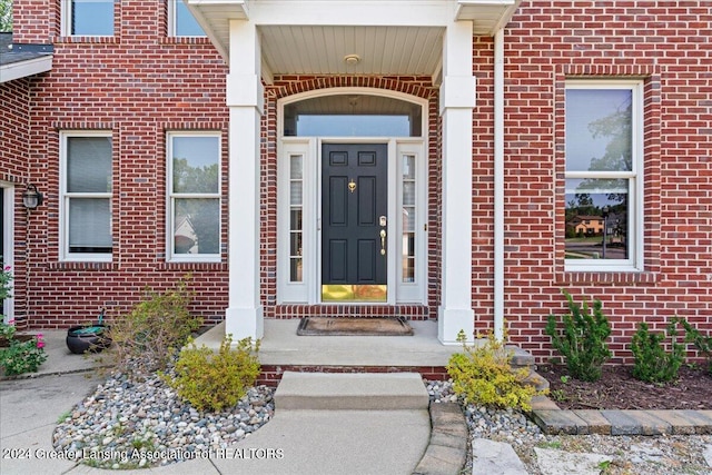 entrance to property featuring covered porch