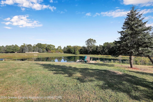 view of yard featuring a water view