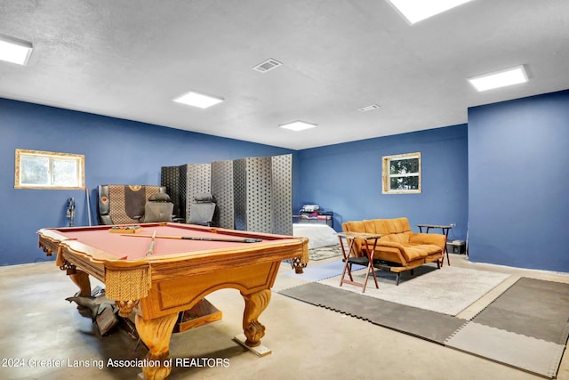 rec room featuring pool table