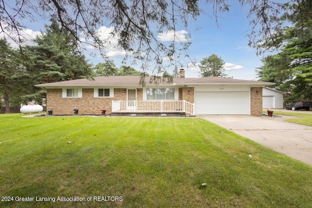 single story home with a front lawn