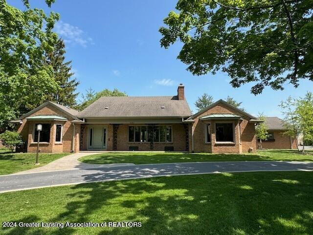 single story home with a front yard